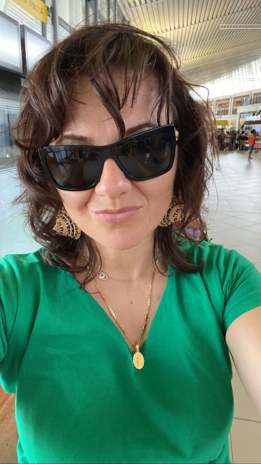Agnes w zielonej bluzce na lotnisku na Martynice